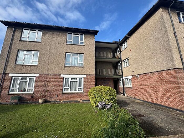 2 Bedroom Flat To Rent In Fairmead Court, Forest Avenue, Chingford, E4