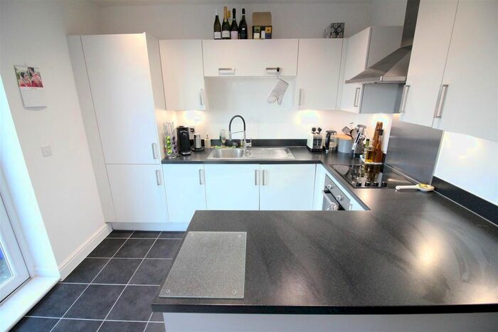 2 Bedroom Flat To Rent In Hunting Place, Hounslow, TW5