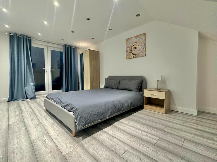 2 Bedroom Flat To Rent In The Roundway, London, N17