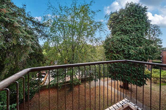 2 Bedroom Flat For Sale In Hillcrest, Upper Weybourne Lane, Farnham, Surrey, GU9