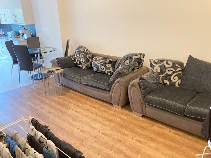 3 Bedroom Flat To Rent In Very Near Lynton Road Area, Acton, W3