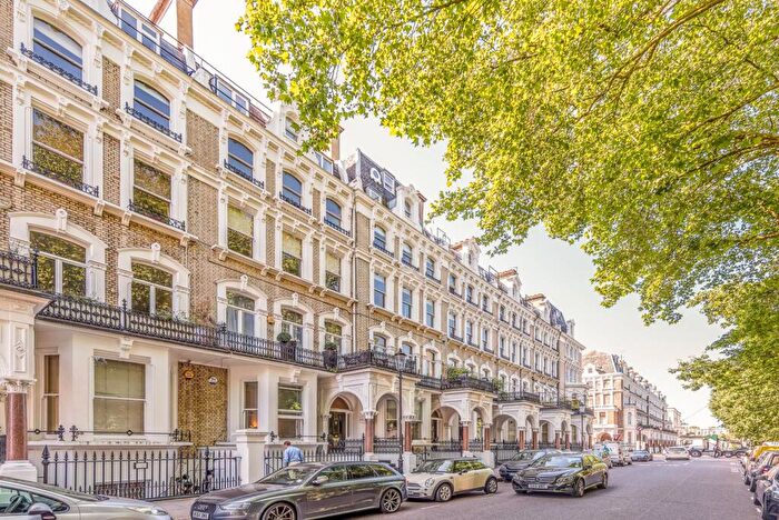 3 Bedroom Flat To Rent In Redcliffe Square, Chelsea, London, SW10