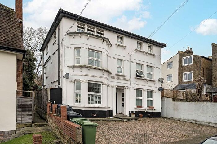 2 Bedroom Flat For Sale In Faversham Road, London, SE6
