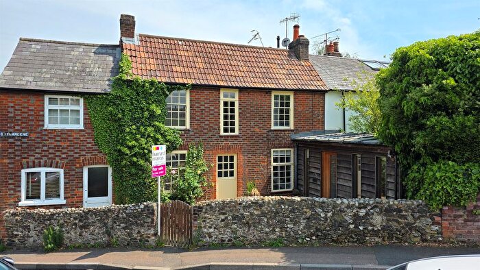 2 Bedroom Cottage For Sale In Cotmandene, Dorking, RH4