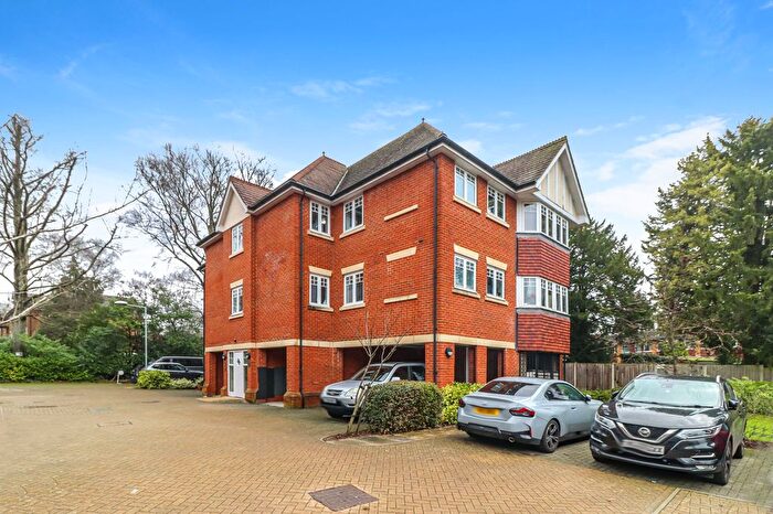 2 Bedroom Flat For Sale In Priory Fields, Watford, WD17