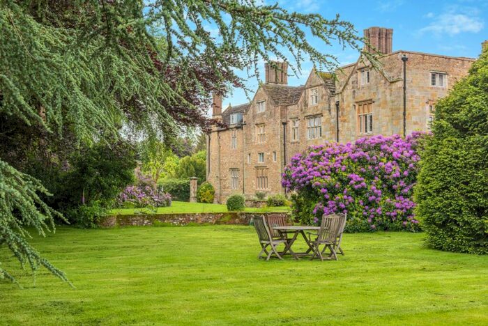 1 Bedroom Flat For Sale In Denne Park, Horsham, West Sussex, RH13