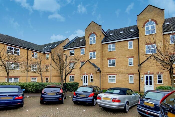 2 Bedroom Flat To Rent In Kirkland Drive, Enfield EN2