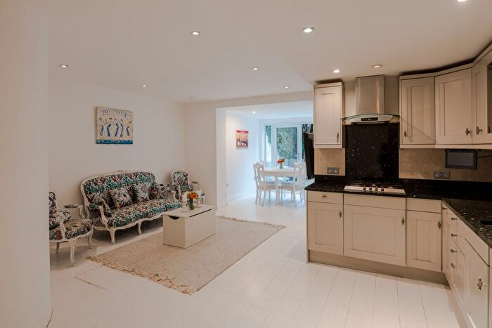 2 Bedroom Flat To Rent In St. Lukes Road, London, W11