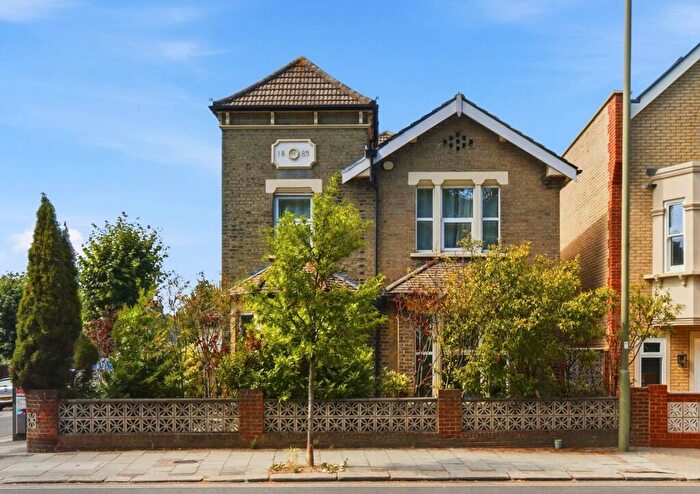 3 Bedroom Detached House For Sale In Friern Barnet Road, London, N11