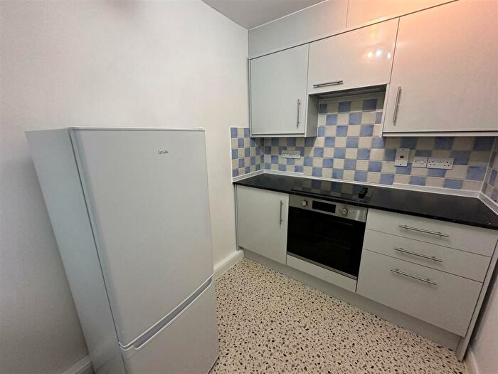 2 Bedroom End Of Terrace House To Rent In Adrians Walk, Slough, SL2