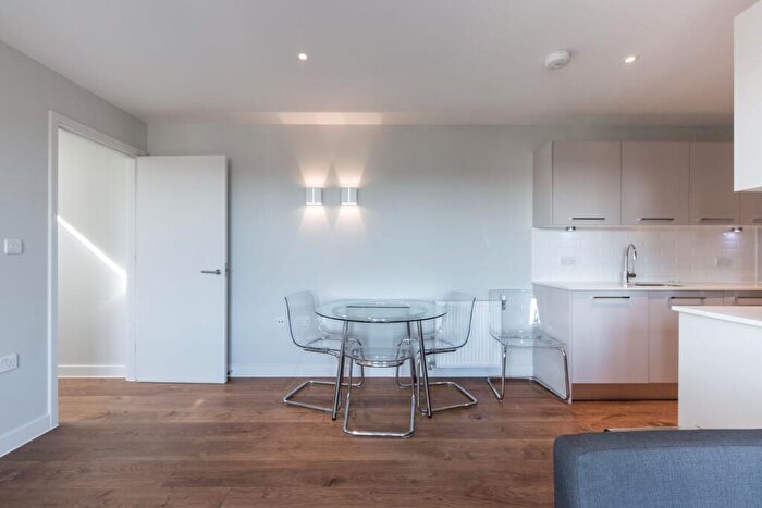 1 Bedroom Flat To Rent In Flat Ellington Court, N14