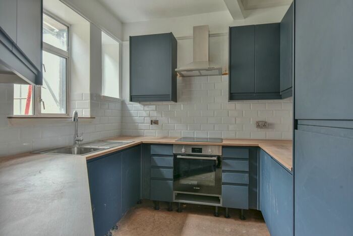 3 Bedroom Flat To Rent In Clapham Common South Side, London, SW4