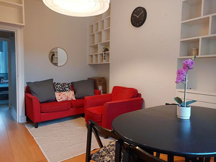 2 Bedroom Flat To Rent In Netherwood Road, West Kensington, London, W14