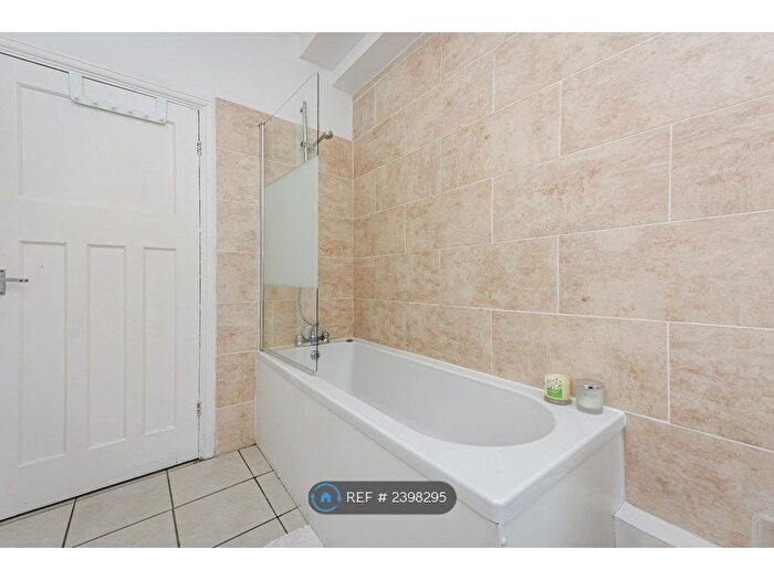 2 Bedroom Flat To Rent In Dover Court, London, SE10