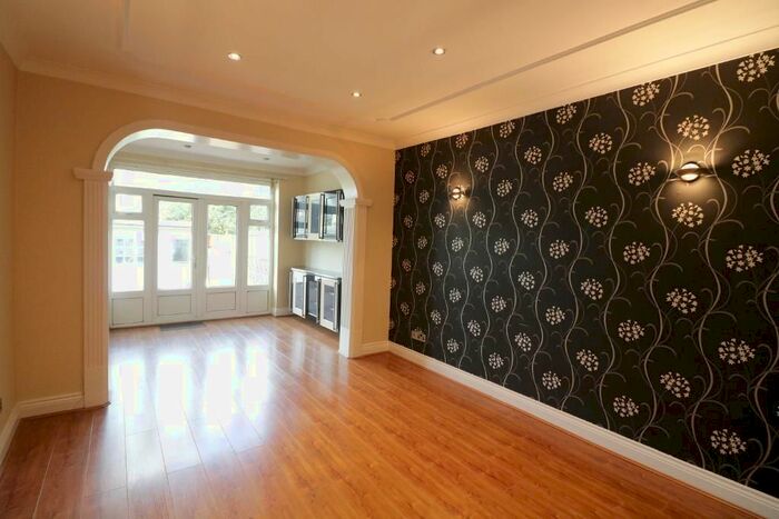 4 Bedroom Semi-Detached House To Rent In Leigh Avenue, Redbridge, London IG4