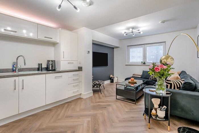 2 Bedroom Flat For Sale In Mulberry Crescent, Renfrew, PA4