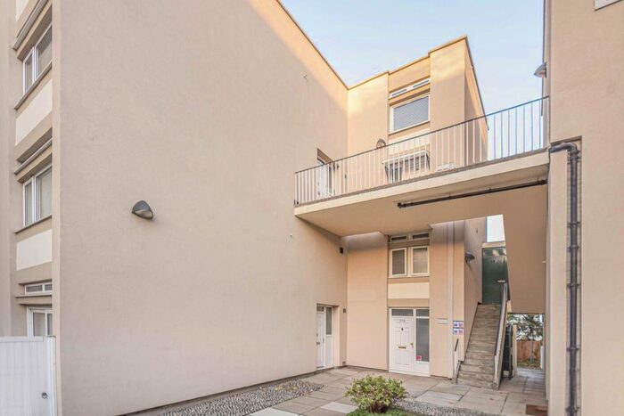 3 Bedroom Flat To Rent In Cedars Road, London, SW4