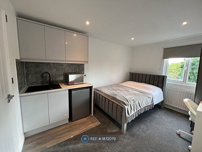 6 Bedroom Semi-Detached House To Rent In Walshs Manor, Stantonbury, Milton Keynes, MK14