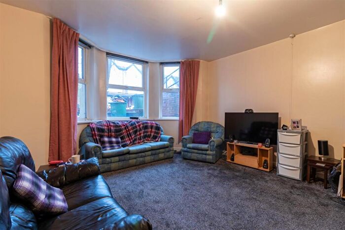 1 Bedroom Flat To Rent In Cardigan Road, Hyde Park, West Yorkshire, LS6