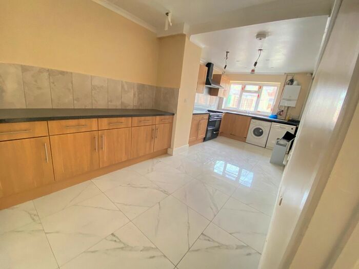 4 Bedroom Semi-Detached House To Rent In Rushdene Crescent, Northolt UB5