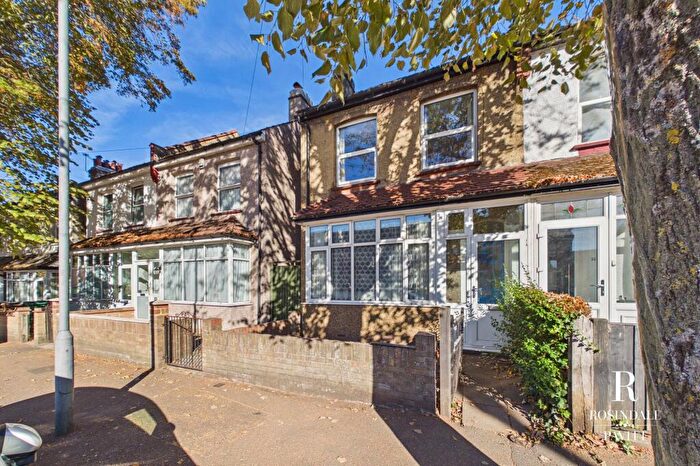 3 Bedroom Semi-Detached House For Sale In Demesne Road, Wallington, SM6