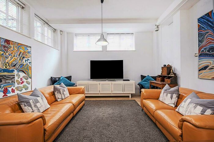 Studio To Rent In Fairclough Street, Aldgate, London, E1