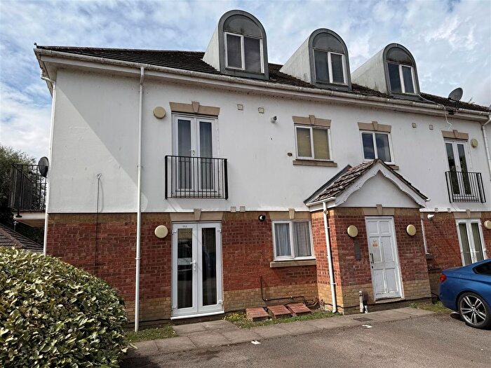 2 Bedroom Flat For Sale In Byewaters, Watford, WD18