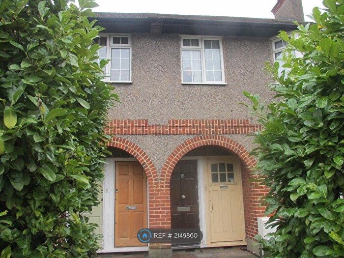 2 Bedroom Maisonette To Rent In Farm Avenue, London, SW16