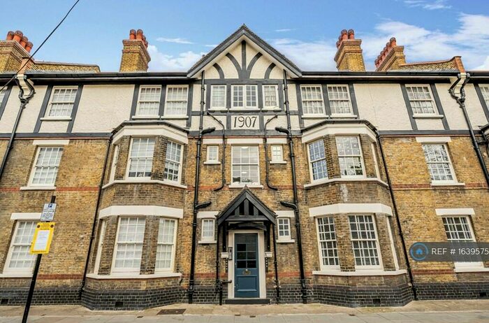 3 Bedroom Flat To Rent In Liverpool Grove, London, SE17