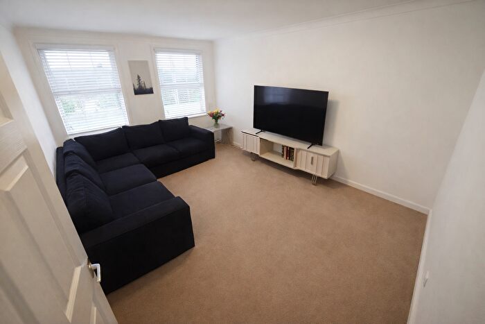 2 Bedroom Flat To Rent In Crescent Parade, London, UB10