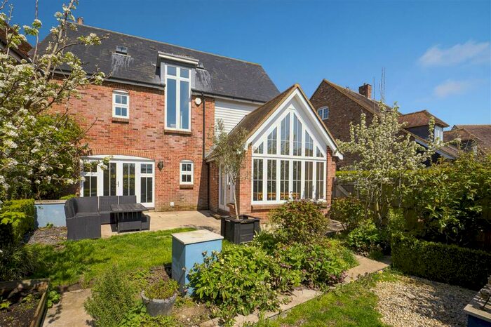 5 Bedroom End Of Terrace House For Sale In St Pauls Court, Lynsted, ME9