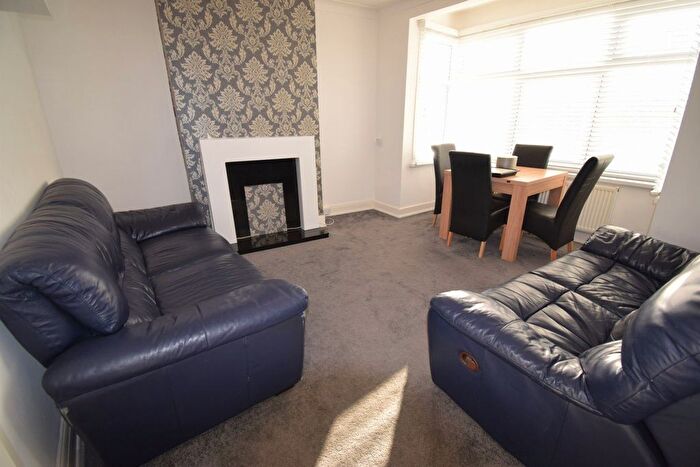 2 Bedroom Flat To Rent In Dagenham, RM10