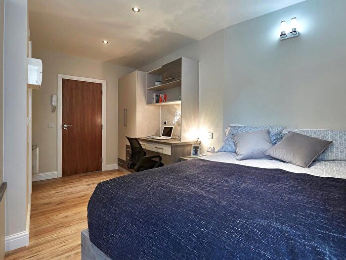 Apartment To Rent In Apt, Eagle House #, M3