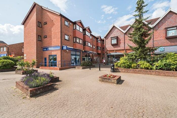 2 Bedroom Apartment For Sale In Denly Way, Lightwater, GU18
