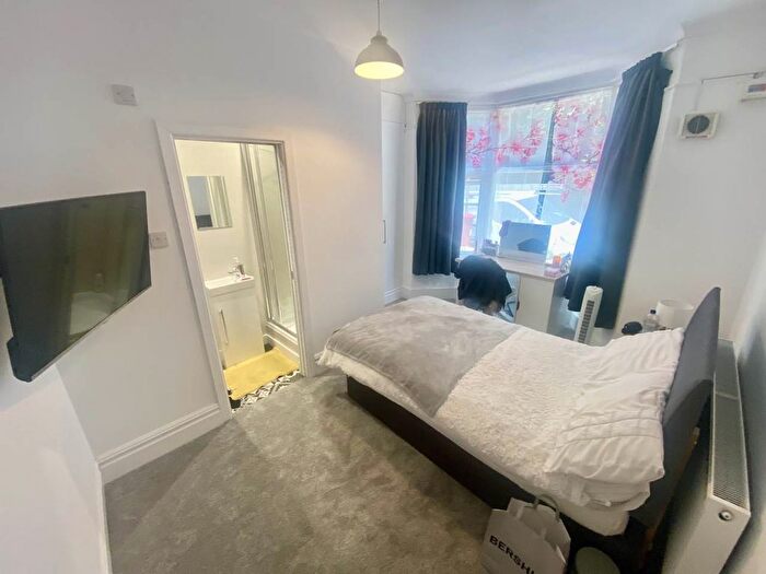 5 Bedroom Property To Rent In Oakwood Road, Brynmill, Swansea, SA2
