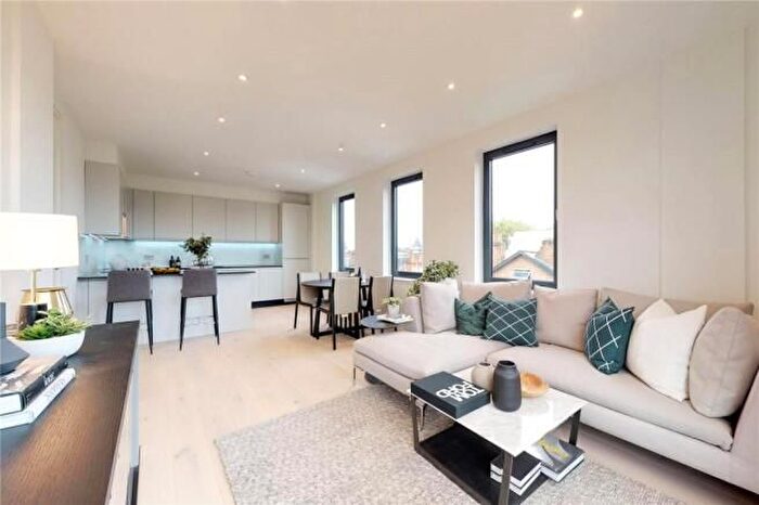 3 Bedroom Flat To Rent In Lower Clapton Road, London, E5