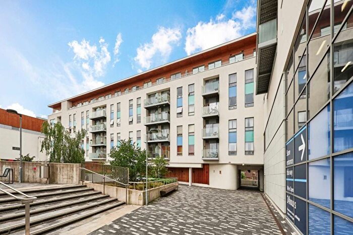 2 Bedroom Flat To Rent In Streatham High Road, London, SW16