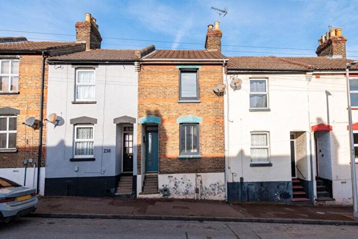 2 Bedroom Terraced House For Sale In Castle Road, Chatham, ME4