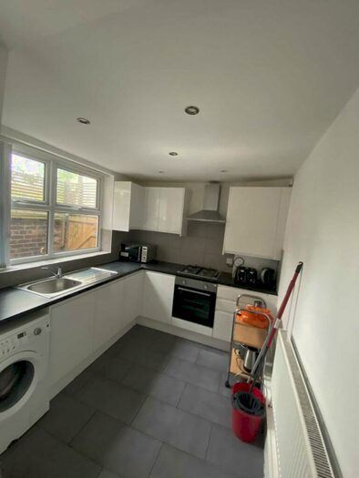 5 Bedroom Terraced House To Rent In Landcross Road, Fallowfield, M14