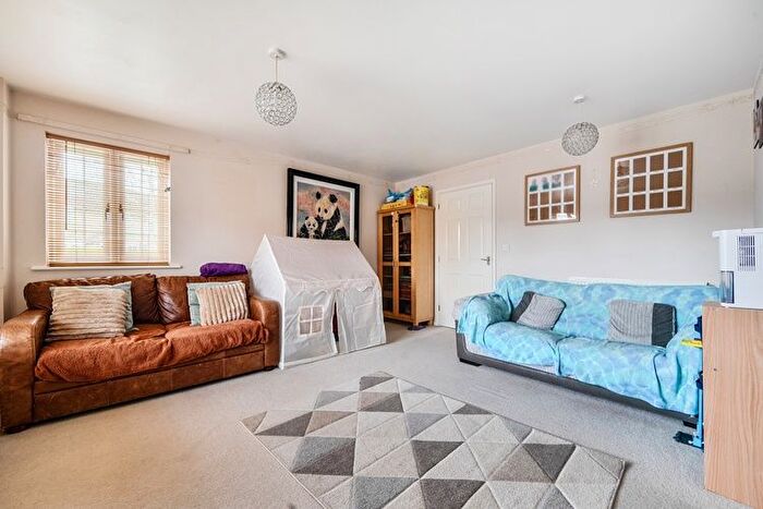 2 Bedroom Flat For Sale In Dorlcote Way, Godalming, Surrey, GU8