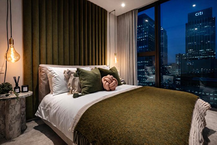 1 Bedroom Apartment For Sale In South Quay Plaza, Marsh Wall, London, E14