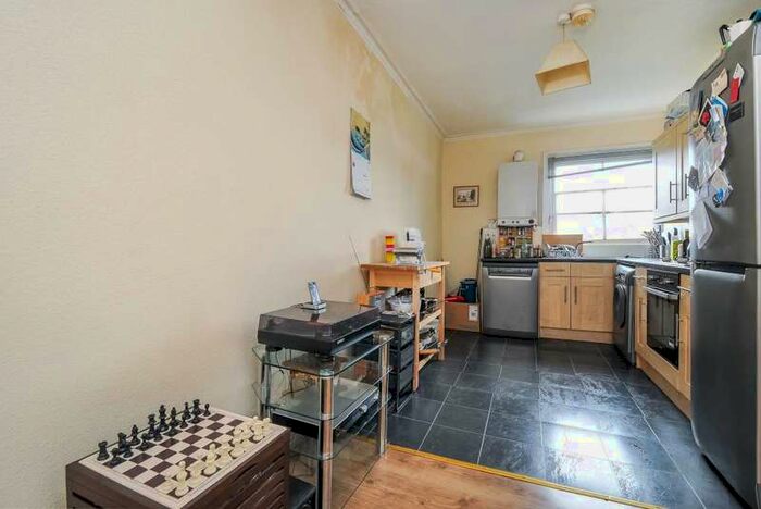 2 Bedroom Apartment To Rent In Richmond, Surrey, TW10