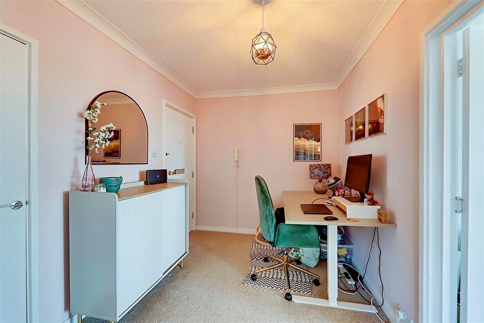 1 Bedroom Flat For Sale In Downview Road, Worthing, BN11