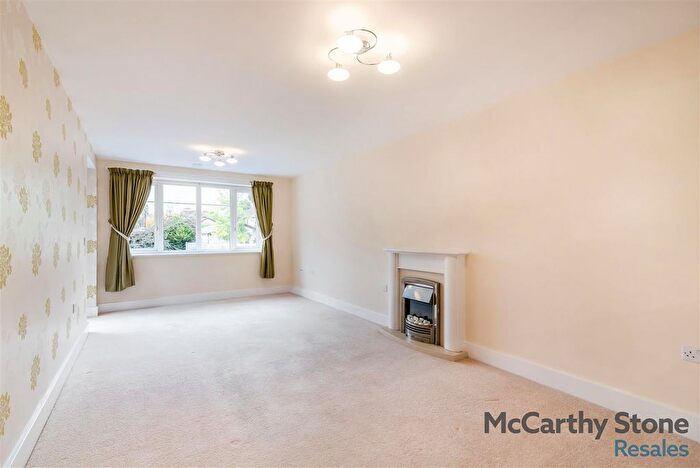 1 Bedroom Flat For Sale In Limpsfield Road, South Croydon, CR2