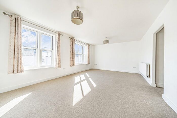 2 Bedroom Flat For Sale In Charter Gate, Haywards Heath, RH16