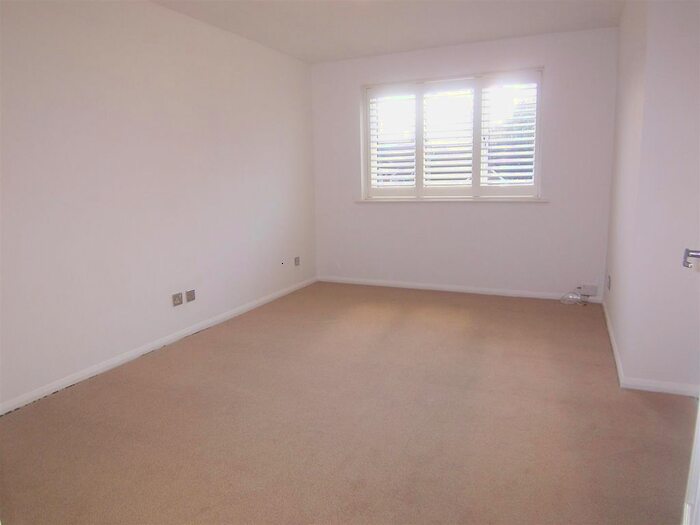 1 Bedroom Flat To Rent In Percy Gardens, Old Malden, Worcester Park, KT4