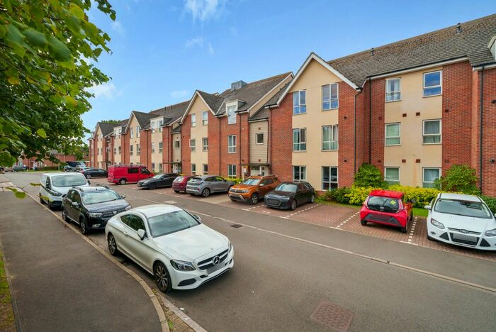 2 Bedroom Flat To Rent In Harrow Close, Addlestone, Surrey, KT15