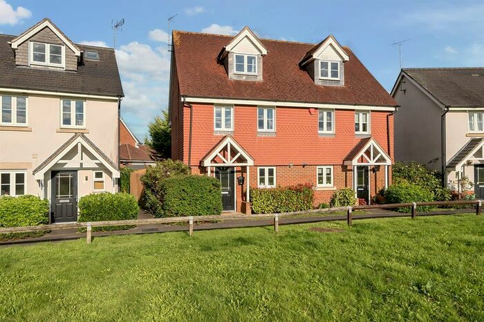 3 Bedroom Semi-Detached House To Rent In Wheatsheaf Close, Sindlesham, RG41