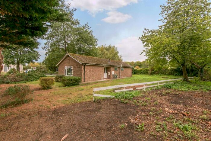 3 Bedroom Bungalow To Rent In Meadow Lane Donnington Bridge, OX4