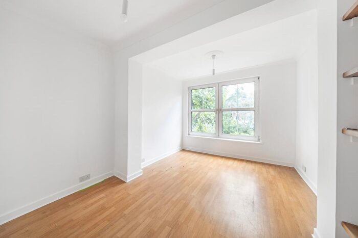 2 Bedroom Flat For Sale In Dickenson Road, Crouch Hill, N8